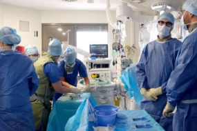 Équipe médicale du CHU de Toulouse ayant réalisé la première double greffe à Toulouse (rein et cellules du pancréas) pour traiter un patient diabétique.