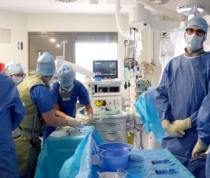 Équipe médicale du CHU de Toulouse ayant réalisé la première double greffe à Toulouse (rein et cellules du pancréas) pour traiter un patient diabétique.