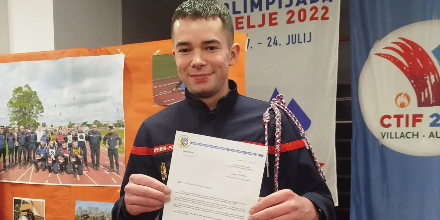 Le jeune pompier Alexis Deruit récompensé pour son acte de bravoure lors de la cérémonie de la Sainte-Barbe (Crédits : L’Abeille de la Ternoise / Quoi de neuf à Bertrancourt).