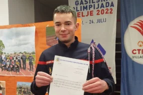 Le jeune pompier Alexis Deruit récompensé pour son acte de bravoure lors de la cérémonie de la Sainte-Barbe (Crédits : L’Abeille de la Ternoise / Quoi de neuf à Bertrancourt).