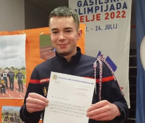 Le jeune pompier Alexis Deruit récompensé pour son acte de bravoure lors de la cérémonie de la Sainte-Barbe (Crédits : L’Abeille de la Ternoise / Quoi de neuf à Bertrancourt).