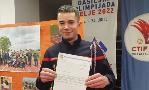 Le jeune pompier Alexis Deruit récompensé pour son acte de bravoure lors de la cérémonie de la Sainte-Barbe (Crédits : L’Abeille de la Ternoise / Quoi de neuf à Bertrancourt).