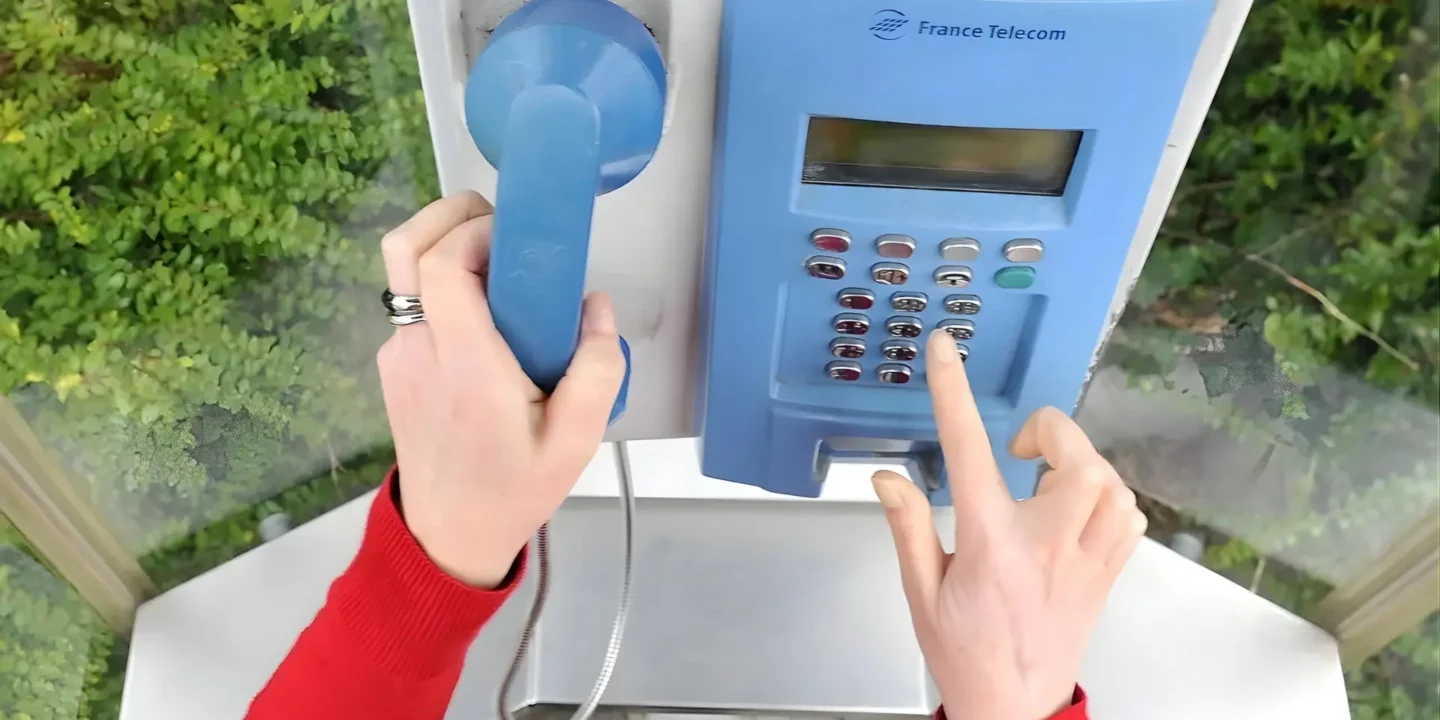 Un étudiant américain au téléphone dans la cabine téléphonique intergénérationnelle du campus de Boston.