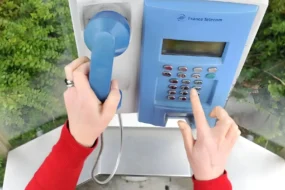 Un étudiant américain au téléphone dans la cabine téléphonique intergénérationnelle du campus de Boston.