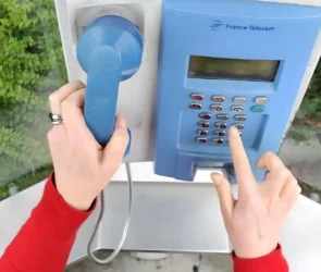 Un étudiant américain au téléphone dans la cabine téléphonique intergénérationnelle du campus de Boston.