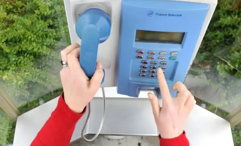 Un étudiant américain au téléphone dans la cabine téléphonique intergénérationnelle du campus de Boston.