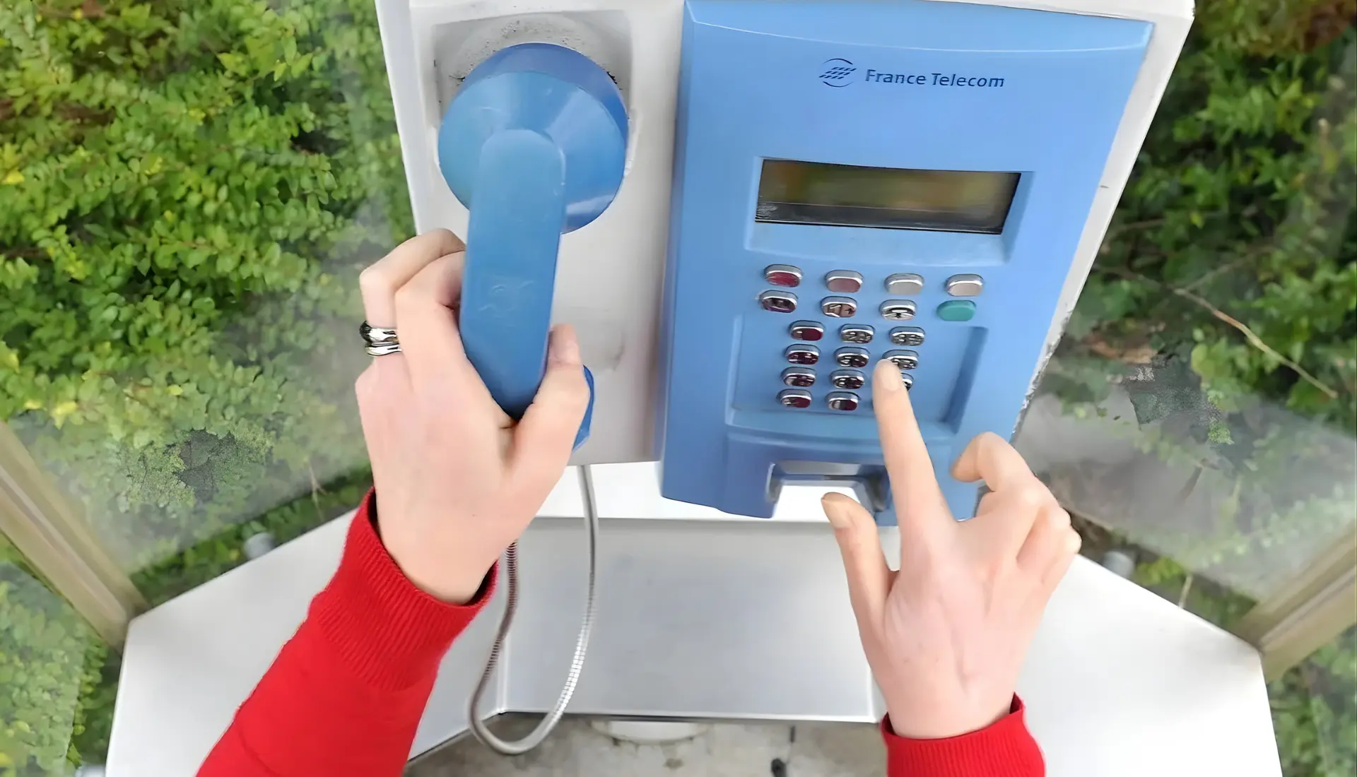 Un étudiant américain au téléphone dans la cabine téléphonique intergénérationnelle du campus de Boston.