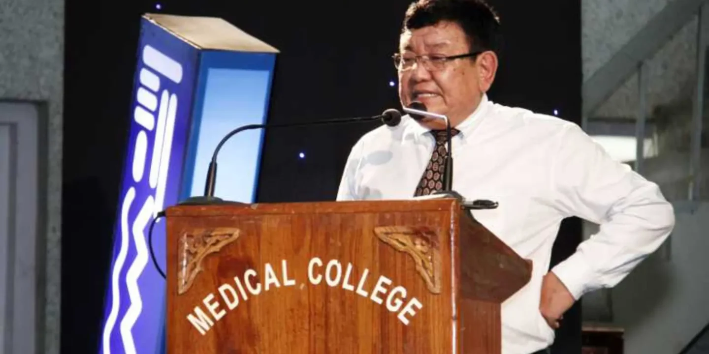 Le Dr Sanduk Ruit, célèbre chirurgien ophtalmologiste népalais, en train de redonner la vue à un patient avec le sourire.