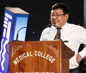 Le Dr Sanduk Ruit, célèbre chirurgien ophtalmologiste népalais, en train de redonner la vue à un patient avec le sourire.