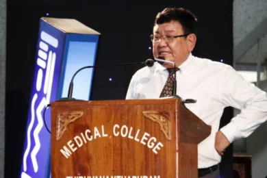 Le Dr Sanduk Ruit, célèbre chirurgien ophtalmologiste népalais, en train de redonner la vue à un patient avec le sourire.