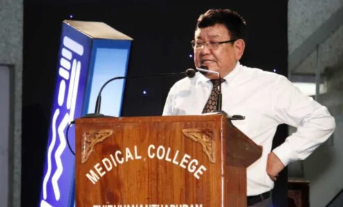 Le Dr Sanduk Ruit, célèbre chirurgien ophtalmologiste népalais, en train de redonner la vue à un patient avec le sourire.