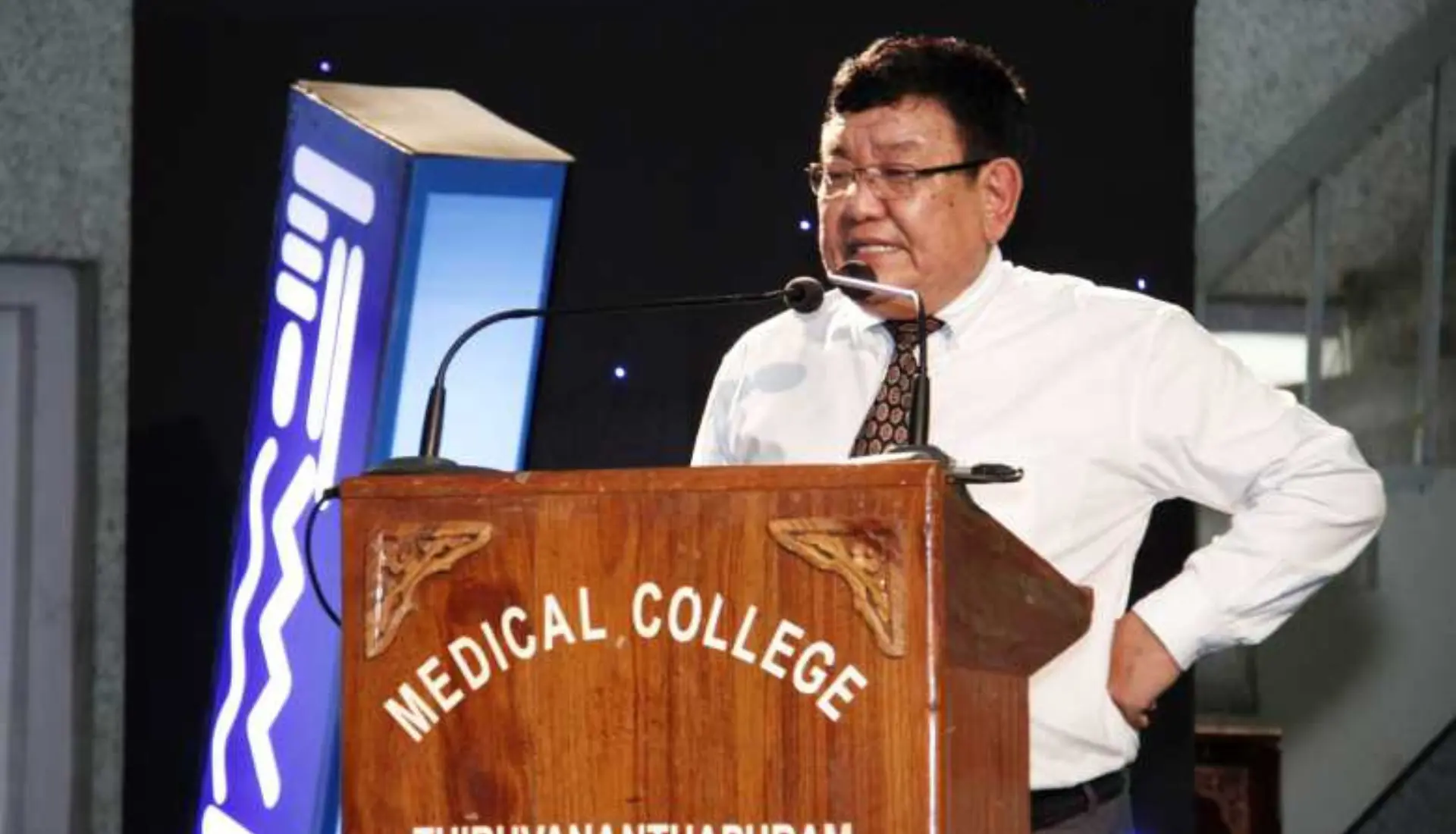 Le Dr Sanduk Ruit, célèbre chirurgien ophtalmologiste népalais, en train de redonner la vue à un patient avec le sourire.