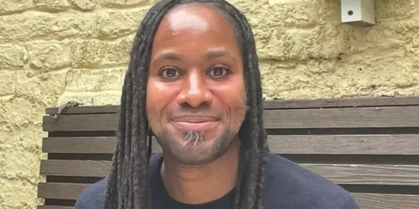 Le professeur Jason Arday souriant, célébrant sa nomination historique à l'Université de Cambridge.