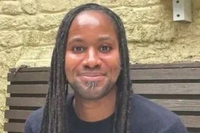 Le professeur Jason Arday souriant, célébrant sa nomination historique à l'Université de Cambridge.