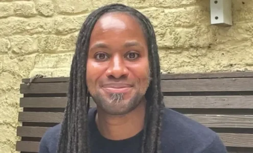 Le professeur Jason Arday souriant, célébrant sa nomination historique à l'Université de Cambridge.