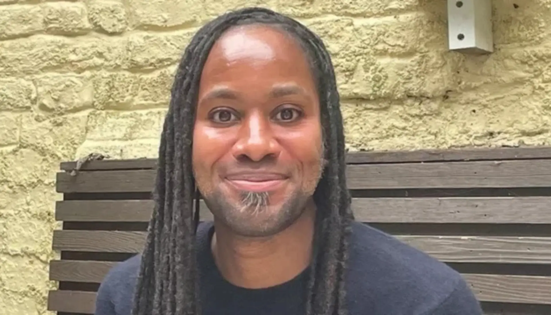 Le professeur Jason Arday souriant, célébrant sa nomination historique à l'Université de Cambridge.