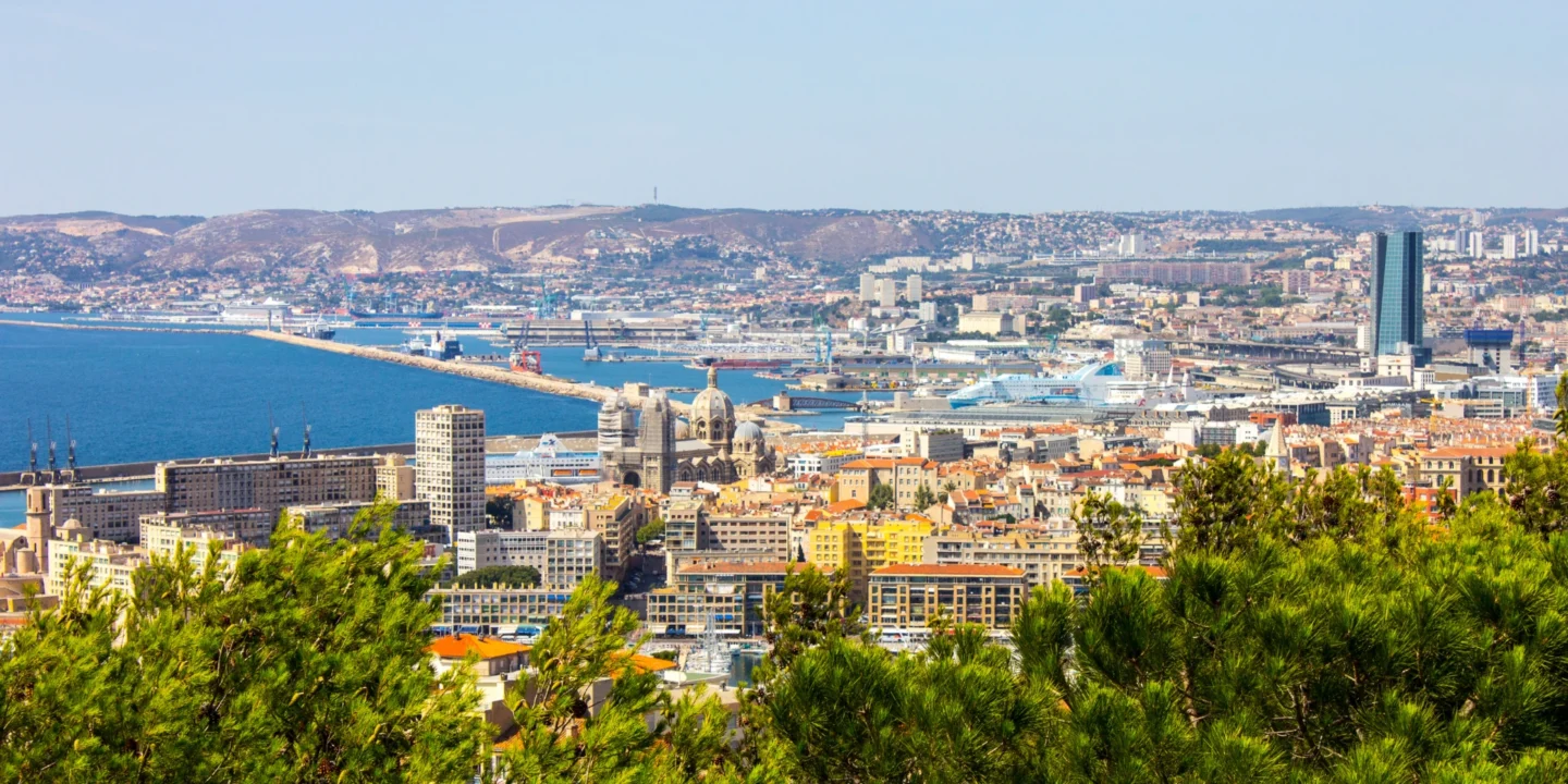 Vue magnifique sur le Vieux-Port de la cité phocéenne, élue Marseille ville authentique numéro 1 en Europe.