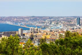 Vue magnifique sur le Vieux-Port de la cité phocéenne, élue Marseille ville authentique numéro 1 en Europe.