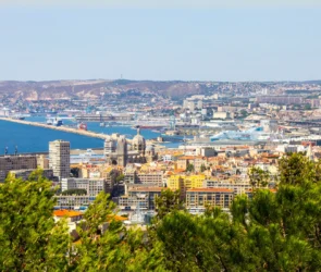 Vue magnifique sur le Vieux-Port de la cité phocéenne, élue Marseille ville authentique numéro 1 en Europe.