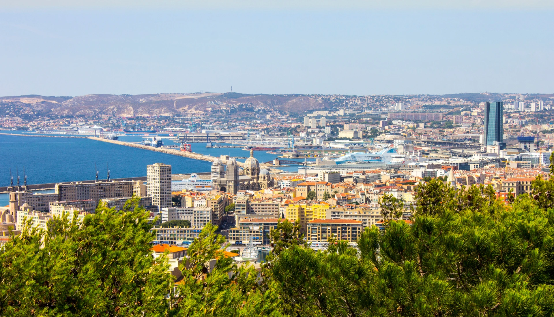 Vue magnifique sur le Vieux-Port de la cité phocéenne, élue Marseille ville authentique numéro 1 en Europe.