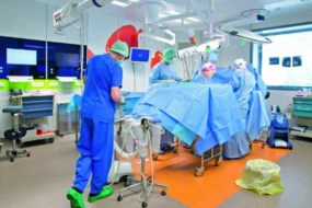 Le Centre Léon-Bérard célèbre la première mastectomie mini-invasive à Lyon, une avancée pour les femmes atteintes d'un cancer du sein.