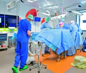 Le Centre Léon-Bérard célèbre la première mastectomie mini-invasive à Lyon, une avancée pour les femmes atteintes d'un cancer du sein.