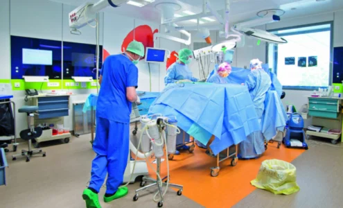 Le Centre Léon-Bérard célèbre la première mastectomie mini-invasive à Lyon, une avancée pour les femmes atteintes d'un cancer du sein.