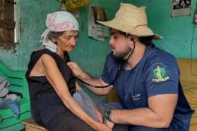 Le Docteur Douglas Ciriaco, ce médecin gratuit au Brésil qui accepte des fruits et légumes en échange de ses consultations médicales.