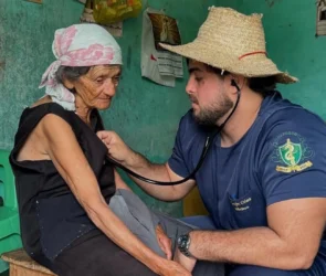 Le Docteur Douglas Ciriaco, ce médecin gratuit au Brésil qui accepte des fruits et légumes en échange de ses consultations médicales.