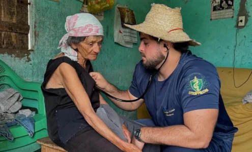 Le Docteur Douglas Ciriaco, ce médecin gratuit au Brésil qui accepte des fruits et légumes en échange de ses consultations médicales.