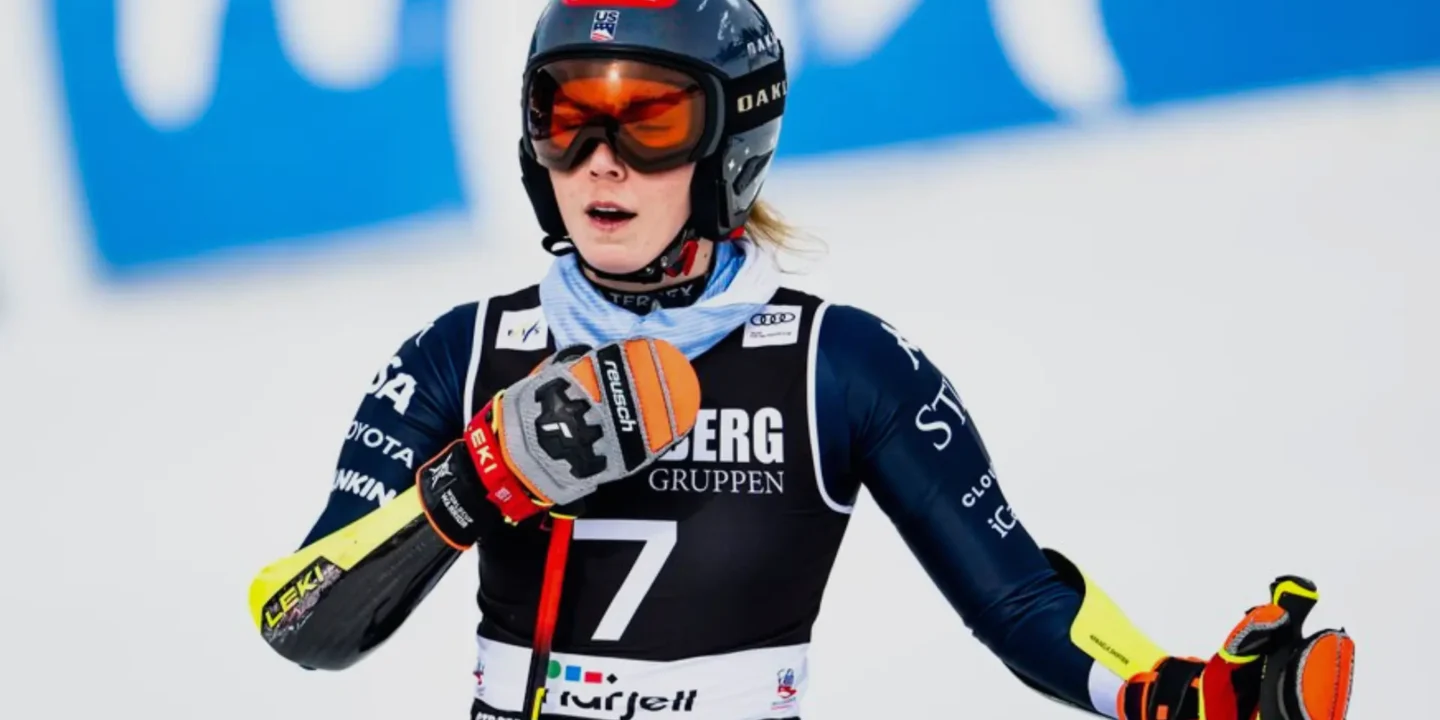 La championne de ski Mikaela Shiffrin soulevant son sixième gros globe de cristal avec beaucoup d'émotion à l'arrivée.