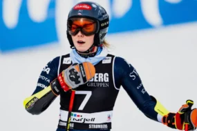 La championne de ski Mikaela Shiffrin soulevant son sixième gros globe de cristal avec beaucoup d'émotion à l'arrivée.
