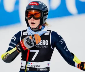 La championne de ski Mikaela Shiffrin soulevant son sixième gros globe de cristal avec beaucoup d'émotion à l'arrivée.