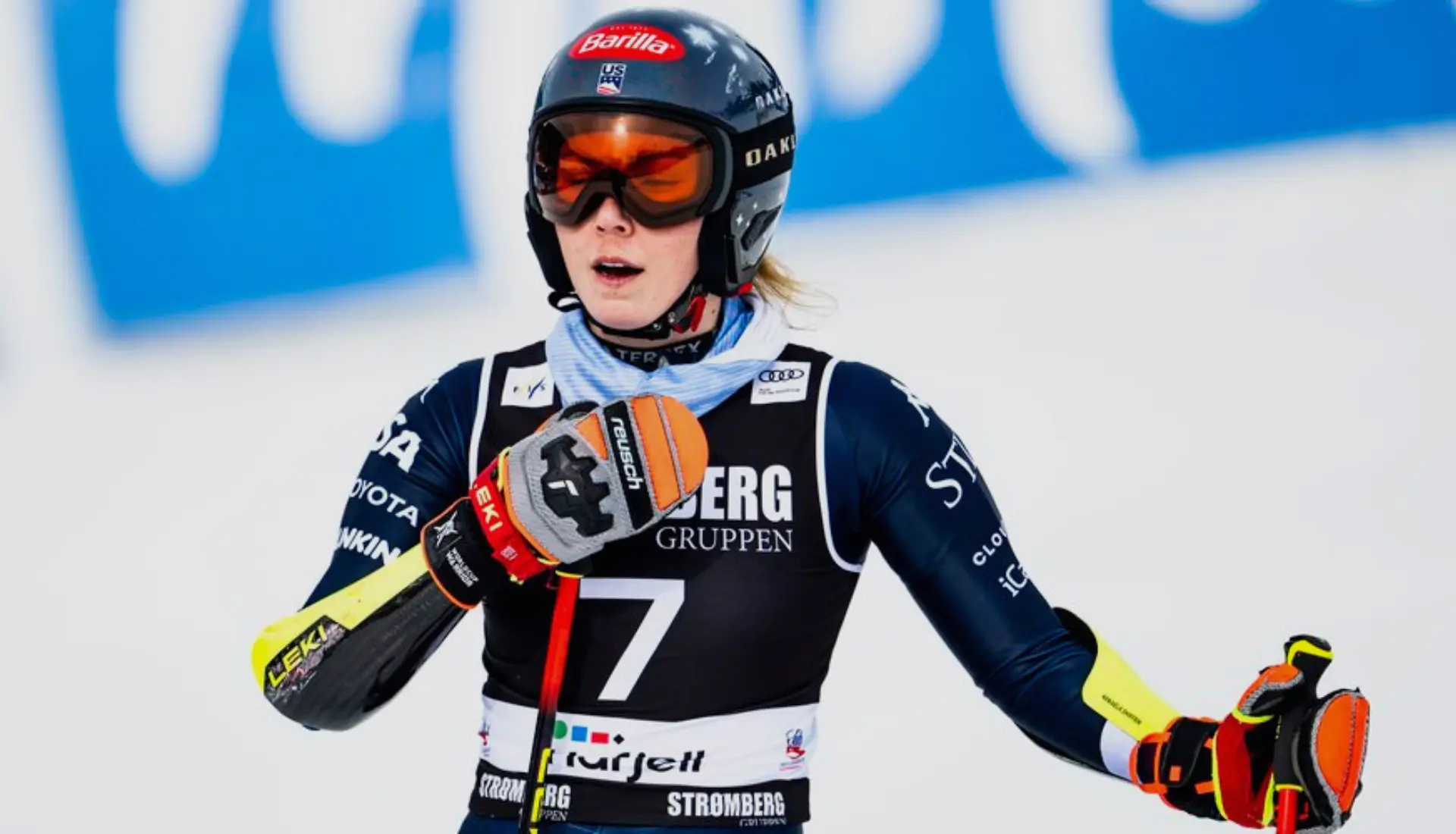 La championne de ski Mikaela Shiffrin soulevant son sixième gros globe de cristal avec beaucoup d'émotion à l'arrivée.