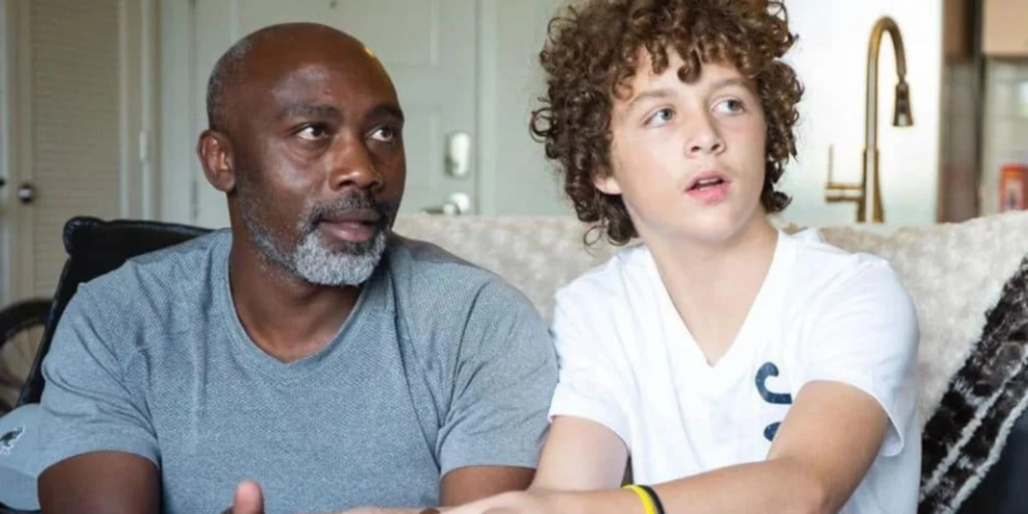 Peter Mutabazi souriant tendrement aux côtés de son fils adoptif Tony, après lui avoir offert un foyer aimant et définitif.