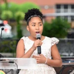 La jeune Victory Brinker chantant de l'opéra avec une passion incroyable sur une scène.