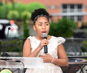 La jeune Victory Brinker chantant de l'opéra avec une passion incroyable sur une scène.