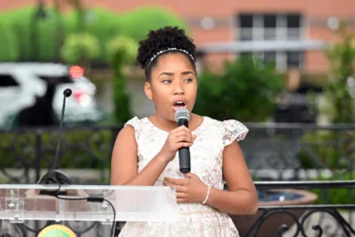 La jeune Victory Brinker chantant de l'opéra avec une passion incroyable sur une scène.