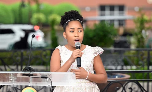 La jeune Victory Brinker chantant de l'opéra avec une passion incroyable sur une scène.