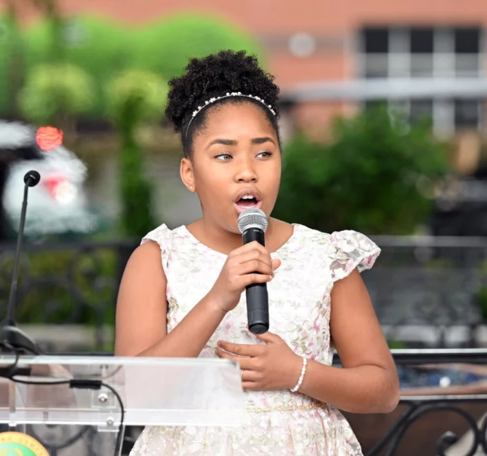 La jeune Victory Brinker chantant de l'opéra avec une passion incroyable sur une scène.