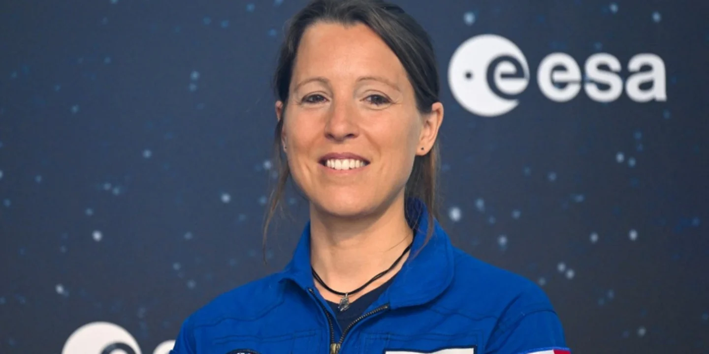 L'astronaute française Sophie Adenot en tenue spatiale avant son décollage historique vers l'ISS.