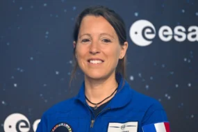L'astronaute française Sophie Adenot en tenue spatiale avant son décollage historique vers l'ISS.