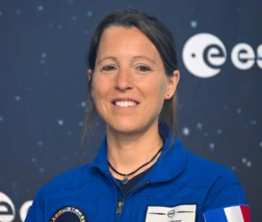 L'astronaute française Sophie Adenot en tenue spatiale avant son décollage historique vers l'ISS.