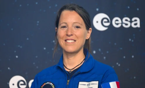 L'astronaute française Sophie Adenot en tenue spatiale avant son décollage historique vers l'ISS.