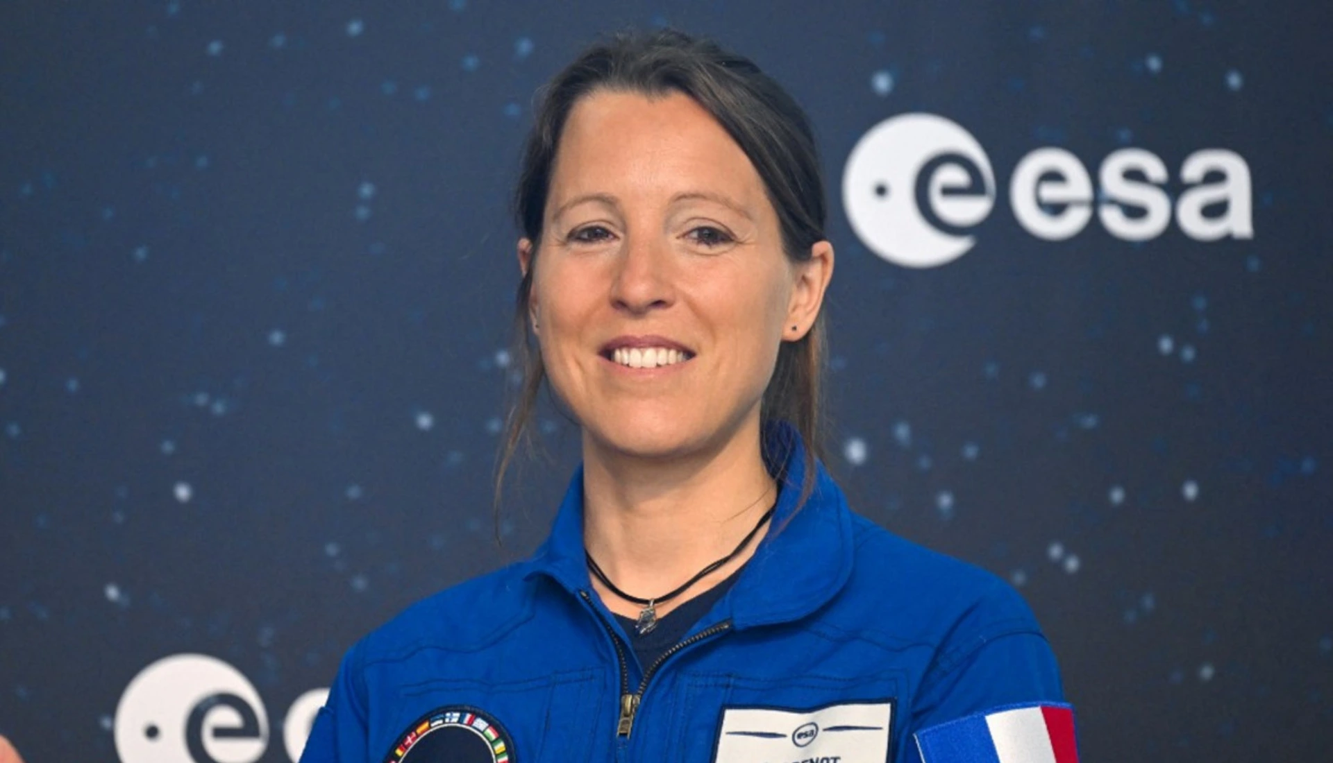 L'astronaute française Sophie Adenot en tenue spatiale avant son décollage historique vers l'ISS.