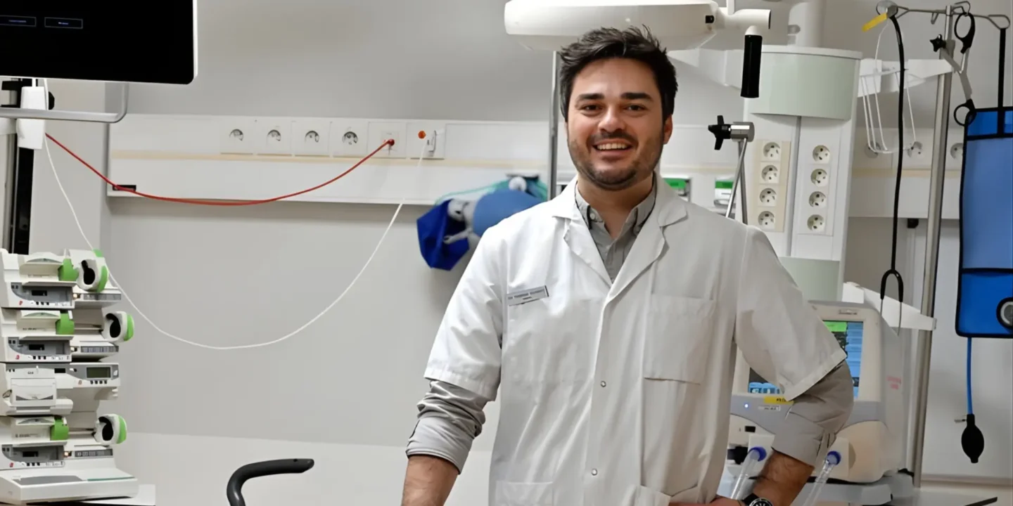 Le médecin urgentiste toulousain Stephen Alamo en pleine préparation médicale pour une mission spatiale européenne.