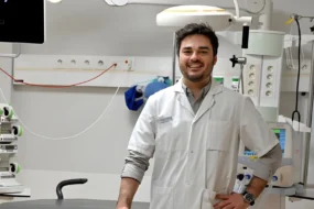 Le médecin urgentiste toulousain Stephen Alamo en pleine préparation médicale pour une mission spatiale européenne.