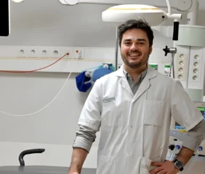 Le médecin urgentiste toulousain Stephen Alamo en pleine préparation médicale pour une mission spatiale européenne.