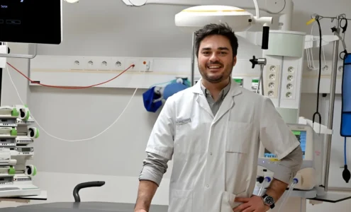 Le médecin urgentiste toulousain Stephen Alamo en pleine préparation médicale pour une mission spatiale européenne.