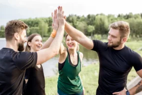 Un groupe de personnes de différents âges pratiquant une activité physique en extérieur, illustrant la Stratégie Nationale Sport-Santé.
